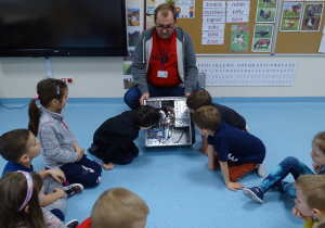Pan Artur pokazuje dzieciom komputer